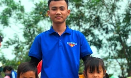 Bạn Phạm Đắc Hoàng Vũ cùng các em nhỏ người Ba Na tại chương trình “San sẻ yêu thương”