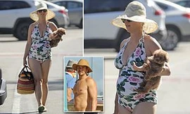 Katy Perry bụng bầu 'lùm lùm', mặc áo tắm đi nghỉ với hôn phu Orlando Bloom