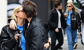 'Quên' khẩu trang, cậu cả nhà Becks vô tư hôn bạn gái trên phố New York