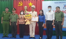 Trung ương Đoàn tặng Huy hiệu Tuổi trẻ dũng cảm cho cán bộ Công an cứu 4 người đuối nước