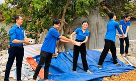 Đoàn viên thanh niên góp gạch, giúp Bí thư chi đoàn bản nghèo xây nhà ở
