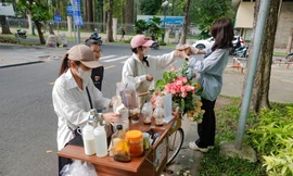 Bỏ vị trí quản lý, cô gái làm xe hoa cà phê kiếm 2 triệu đồng/ngày