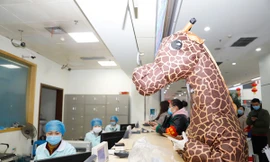 Cô gái mặc bộ đồ hươu cao cổ đến viện vì sợ bị lây bệnh