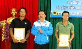 Trao huy hiệu Tuổi trẻ dũng cảm cho hai đoàn viên cứu hai em nhỏ đuối nước