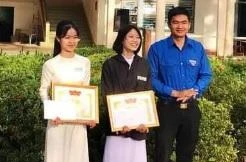 Huyện Đoàn Phù Mỹ trao giấy khen cho Trúc và Loan.