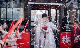 Tổ chức đám cưới trên xe buýt, cả nhà ngồi cùng nhau, ai đi qua cũng chúc mừng