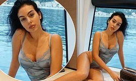 Bạn gái Ronaldo diện nội y nóng bỏng gây 'bão' mạng