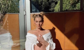 'Búp bê Thụy Điển' Elsa Hosk mang bầu lớn vẫn quá đỗi gợi cảm