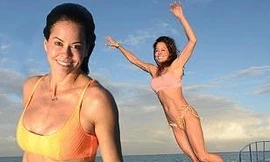 Cựu người mẫu Brooke Burke U50 sinh 4 con vẫn siêu gợi cảm