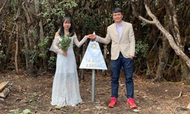 Cặp đôi diện trang phục cưới, chinh phục 12 đỉnh núi cao nhất Việt Nam