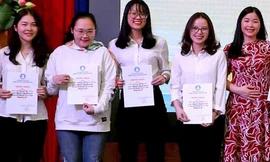 Tác giả (thứ hai, từ trái qua)