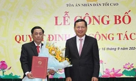 Ông Trần Kiến Xương (trái) tại buổi lễ.