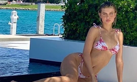 Kellie Stewart thả dáng 'nảy lửa' với ba vòng đầy đặn hút mắt