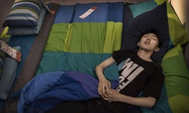 Tranh cãi trào lưu Gen Z nằm dài trên giường cả ngày