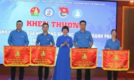 Các đơn vị Đoàn xuất sắc được nhận cờ thi đua. Ảnh: Duy Chiến 