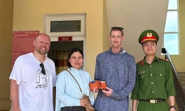 Cô giáo Vân Kiều trả lại ví cho du khách người Anh