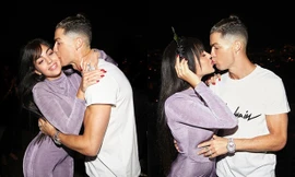 Ronaldo ôm hôn bạn gái xinh đẹp mừng năm mới