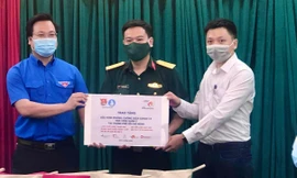 Các đơn vị trao trang thiết bị, bảo hộ y tế cho tình nguyện viên tham gia chống dịch tại miền Nam