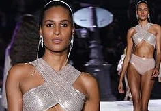 Siêu mẫu Pháp cao 1m82 cuốn hút trong show nội y 