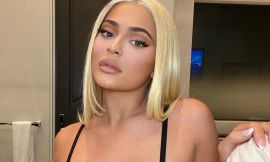 Nữ tỉ phú 'hụt' Kylie Jenner ngực đầy nóng bỏng với nội y 