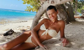 Georgia Fowler diện bikini thả dáng tuyệt mỹ trên biển