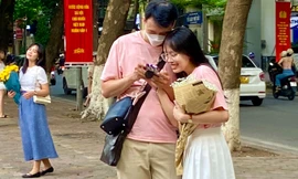 Bạn trẻ chen chân chụp ảnh đón thu trên phố Hà Nội