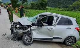 Hiện trường vụ tai nạn, chiếc xe ô tô con đang di chuyển bị tảng đá rơi trúng đầu hư hỏng nặng, lái xe bị thương -Ảnh: CB