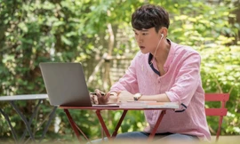 Tranh cãi văn hóa 'cắm rễ' ở quán cà phê: Gọi đồ rẻ nhất, ngồi làm hàng giờ