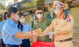 Tuổi trẻ Thủ đô tiếp sức chiến sĩ Công an chống dịch