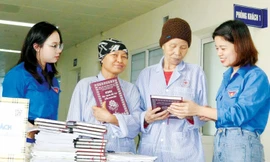 Chi đoàn báo Bắc Ninh tặng sách cho tủ sách cộng đồng