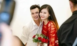 Chuyện tình chị em của shipper điển trai và cô gái TPHCM 'nghiện' mua sắm