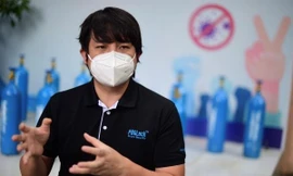 Cả nhà F0, 'cha đẻ' ATM Oxy xuất viện về nhà chăm sóc con nhỏ