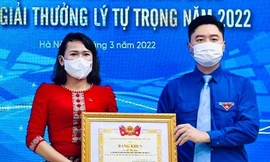 Chị Lô Thị Lan, Bí thư Đoàn thị trấn Thạch Giám vinh dự được T.Ư Đoàn trao tặng Giải thưởng Lý Tự Trọng năm 2022 