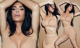 Kim Kardashian gợi cảm khoe dáng 'đồng hồ cát' với nội y màu nude