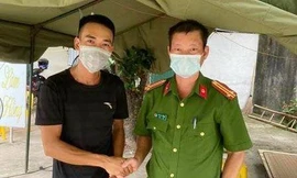 Trung tá công an trả lại trên 40 triệu cho lái xe đánh rơi ở chốt chống dịch