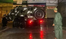 Điều xe thiết giáp đưa sản phụ vượt bão đi sinh