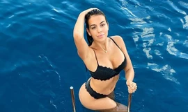Bạn gái Ronaldo thả dáng tròn đầy nóng bỏng trên biển