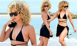 Jasmine Sanders căng tràn sức sống thanh xuân trên biển Miami