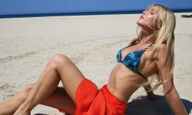 Joy Corrigan khoe eo săn chắc và đường cong gợi cảm ngất ngây