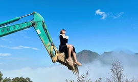 Cô gái khiến dân mạng thót tim khi leo lên máy xúc 'săn' mây