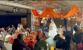 Cô dâu không cần xe hoa, tự đi tàu điện ngầm đến nơi tổ chức