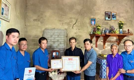 Truy tặng Huy hiệu Tuổi trẻ dũng cảm cho thanh niên cứu 4 học sinh đuối nước