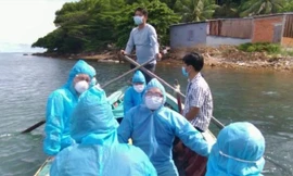 Chàng trai 19 tuổi đi thuyền, vượt mưa bão lấy mẫu xét nghiệm cho người dân trên đảo 