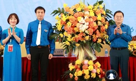 Bí thư thứ nhất T.Ư Đoàn Nguyễn Anh Tuấn (bên phải) tặng hoa chúc mừng Đại hội Đoàn Ngân hàng BIDV