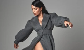 Bạn gái Ronaldo táo bạo khoác áo xẻ cao 'bất tận'