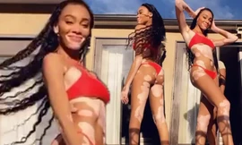'Chân dài' Winnie Harlow diện bikini đỏ rực, catwalk tại nhà