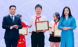 Nguyễn Hữu Minh Quang nhận giải Nhất Quốc gia cuộc thi Đại sứ Văn hóa đọc