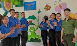 Hân hoan tham gia công trình phúc lợi xã hội. Ảnh: Duy Chiến 