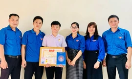 Trao Huy hiệu Tuổi trẻ dũng cảm cho nam sinh cứu người đuối nước