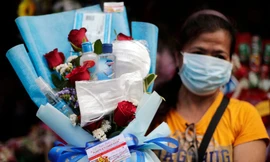 Bó hoa Valentine mùa dịch đắt hàng vì đính kèm khẩu trang và nước rửa tay